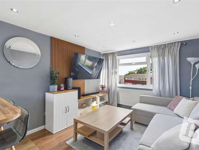 Flat for sale in Lee Chapel, Essex