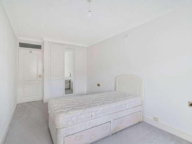 Flat for sale in Oxted, Hillview