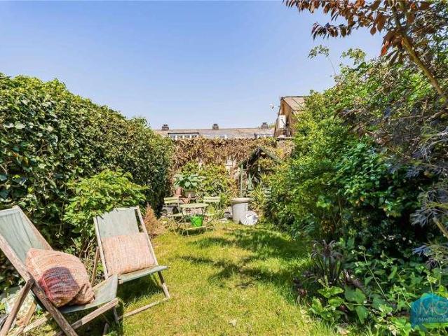 Flat for sale in Hornsey, Greater London