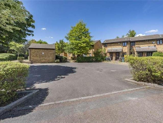 Flat for sale in New Malden, Greater London