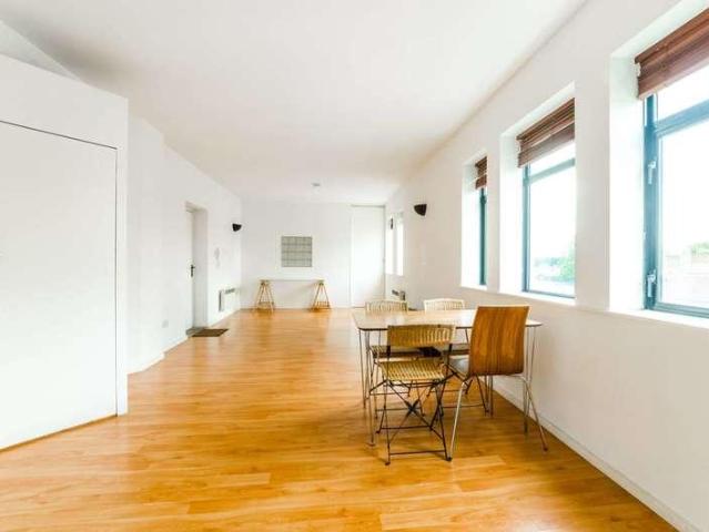 Flat for sale in E13, London