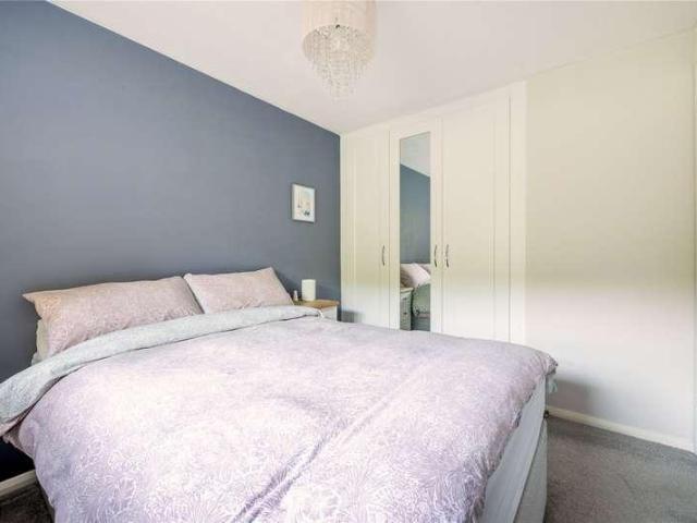 Flat for sale in Woking, Surrey