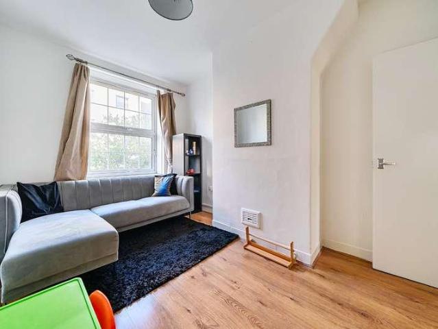 Flat for sale in London Borough of Southwark, Greater London