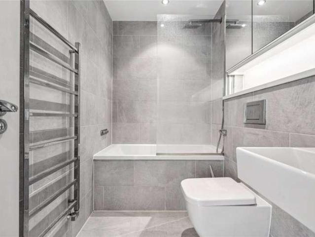 Flat for sale in Clapham Junction, Greater London