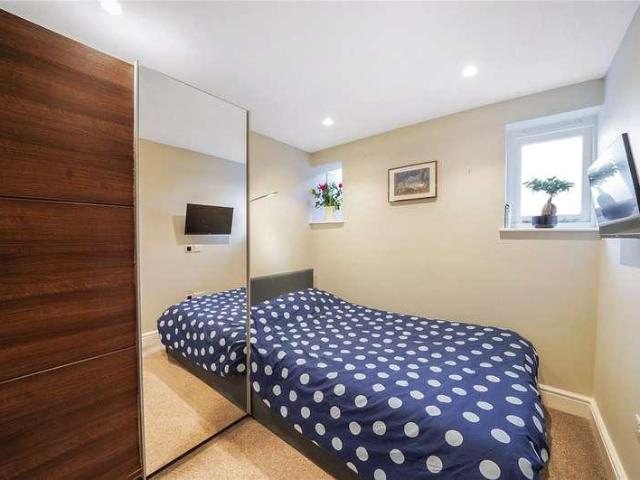 Flat for sale in Archway, Greater London