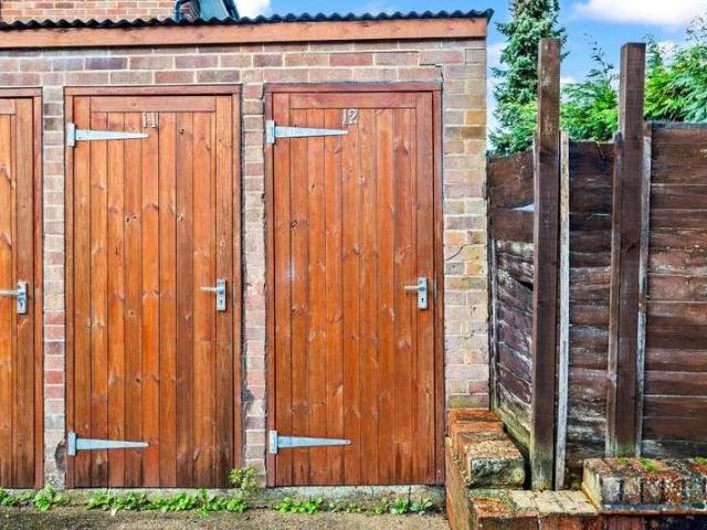 Flat for sale in Bramley, Fole