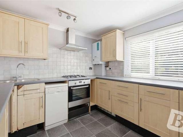 Flat for sale in Vange, Essex