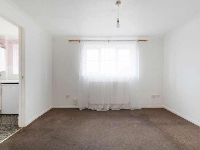 Flat for sale in Epsom, Surrey