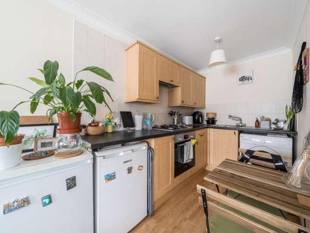 Flat for sale in London Borough of Merton, Collier's Wood
