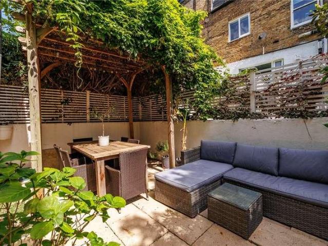 Flat for sale in Fulham, Greater London