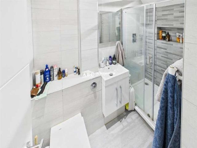 Flat for sale in New Malden, Greater London