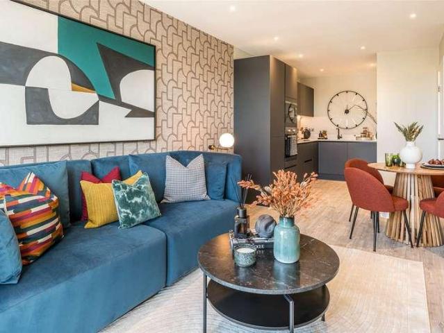 Flat for sale in London Borough of Hounslow, Strand