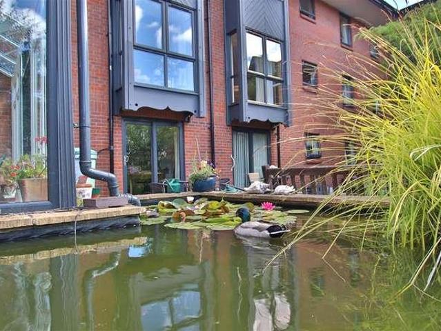 Flat for sale in Tewkesbury, Pamington