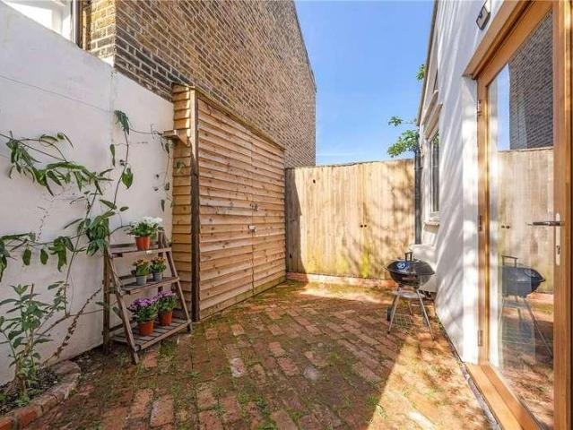 Flat for sale in East Dulwich, Greater London
