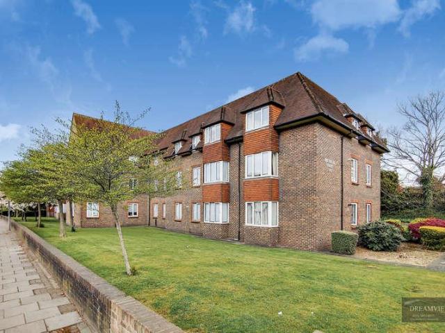 Flat for sale in Temple Fortune, Greater London