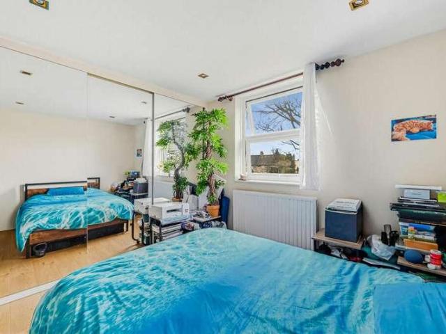 Flat for sale in Oval, Greater London