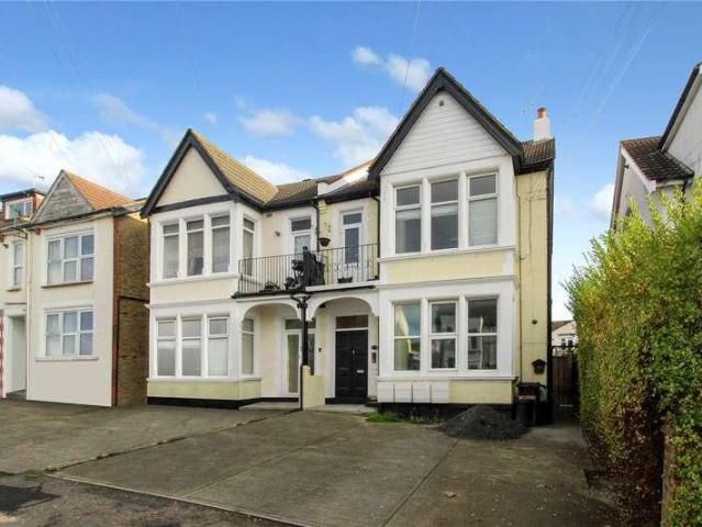 Flat for sale in Alton Barnes, Essex