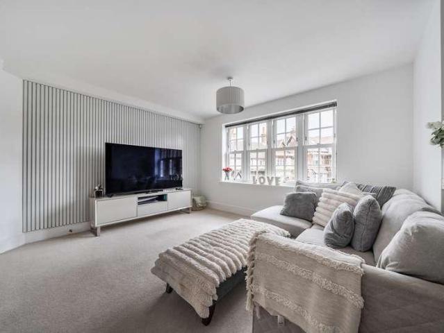 Flat for sale in Red Hill, Surrey