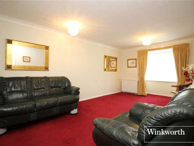 Flat for sale in Elstree and Borehamwood, Borehamwood