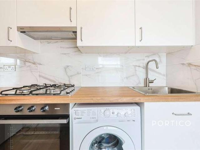 Flat for sale in Shepherd's Bush, Greater London