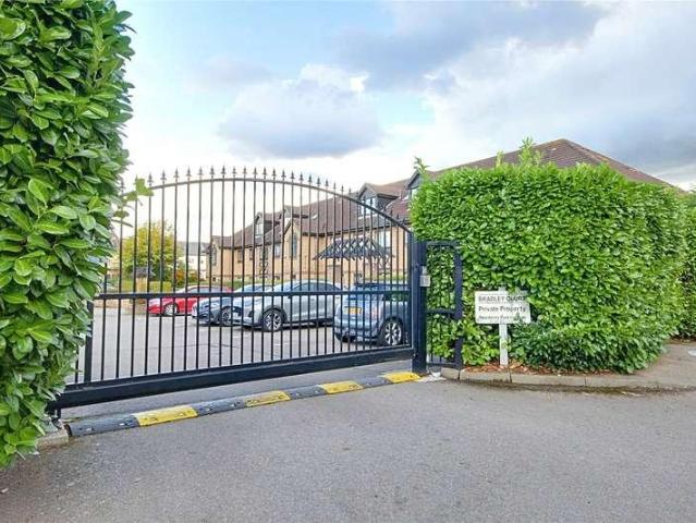 Flat for sale in Enfield Lock, Greater London