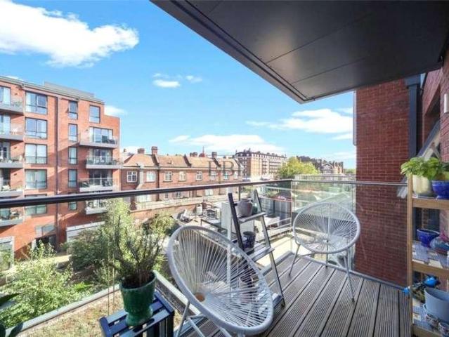 Flat for sale in Streatham Hill, Greater London