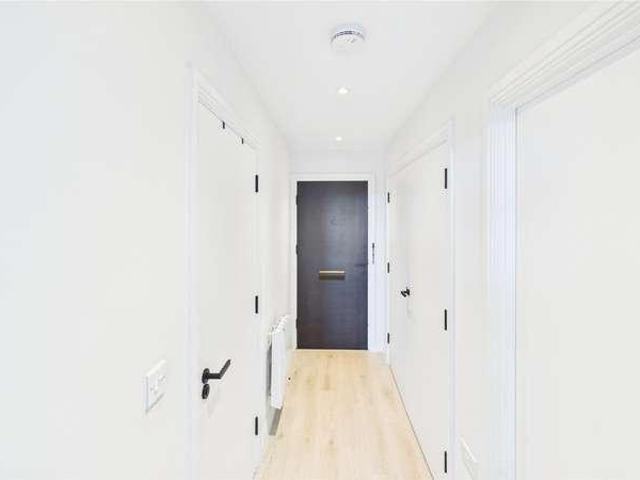 Flat for sale in Heol-las, Surrey