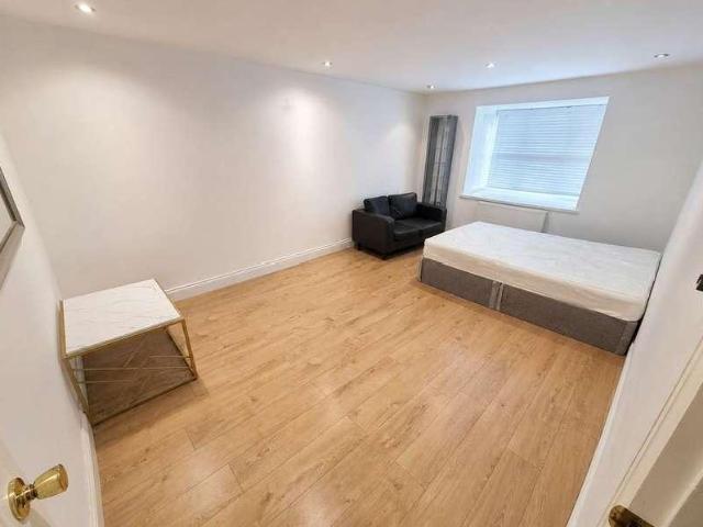 Flat for sale in Harrow Weald, Greater London