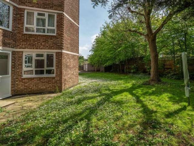 Flat for sale in Hampton Hill, Greater London