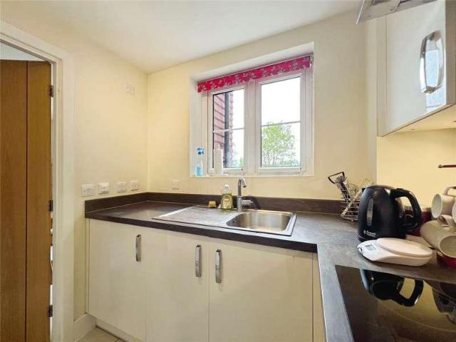 Flat for sale in Emmbrook, Wokingham