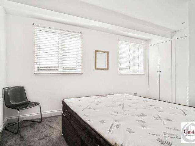 Flat for sale in Lower Clapton, Greater London