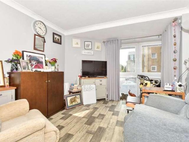 Flat for sale in Folkestone, Lynwood