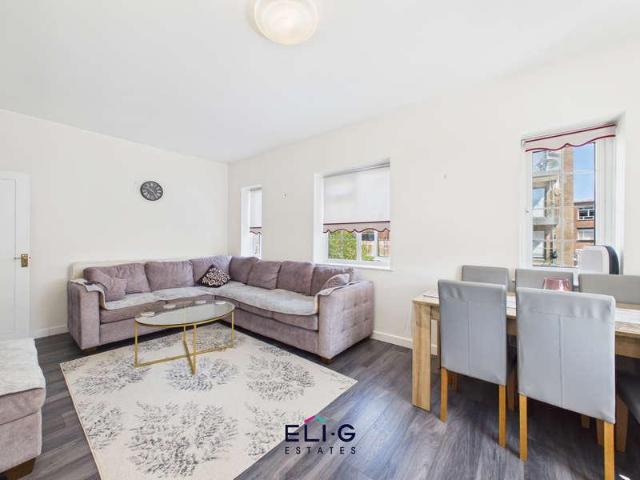 Flat for sale in Hendon, Greater London