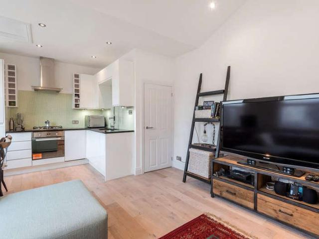 Flat for sale in Archway, Greater London