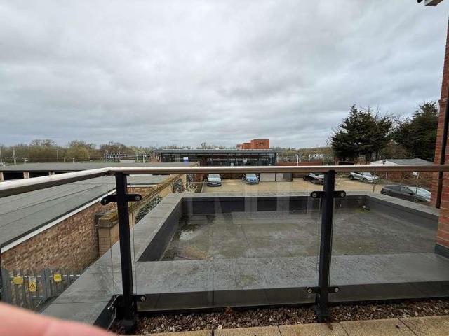 Flat for sale in Iver, Richings Park