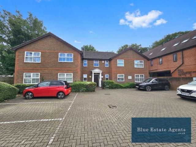 Flat for sale in London Borough of Hounslow, Heston