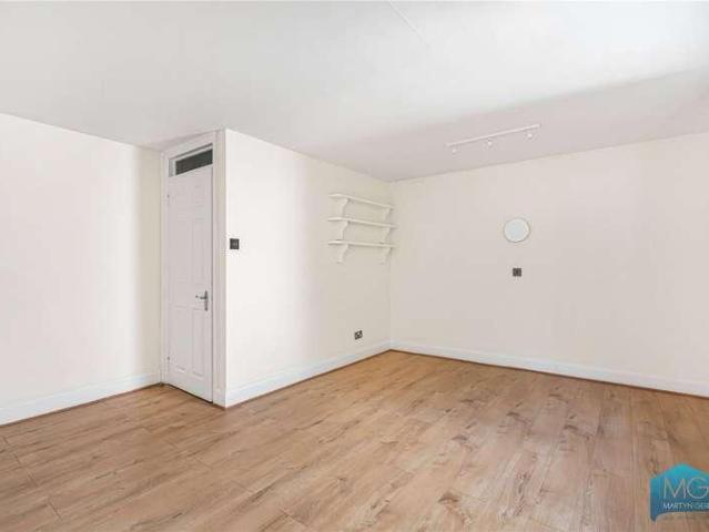 Flat for sale in Crouch End, Greater London