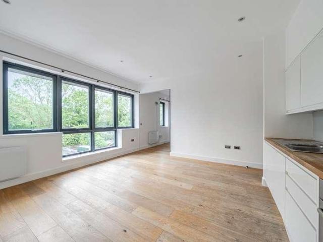 Flat for sale in Hampton, Greater London