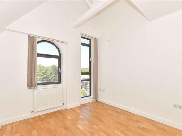 Flat for sale in Hillview, Surrey