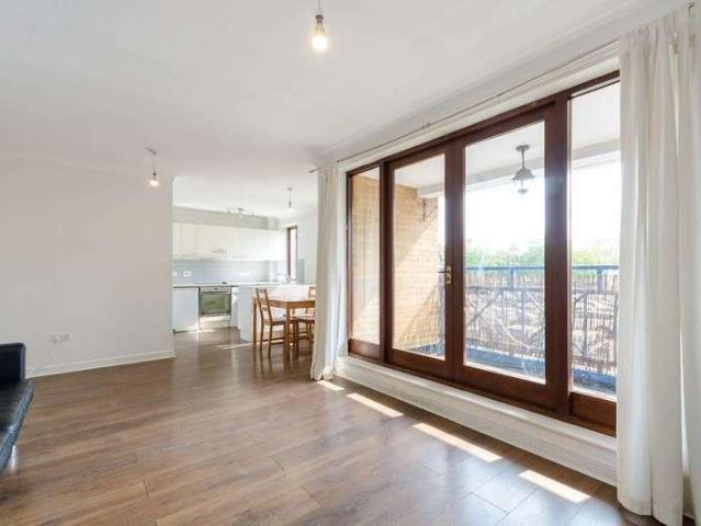 Flat for sale in Kingston Upon Thames, Norbiton