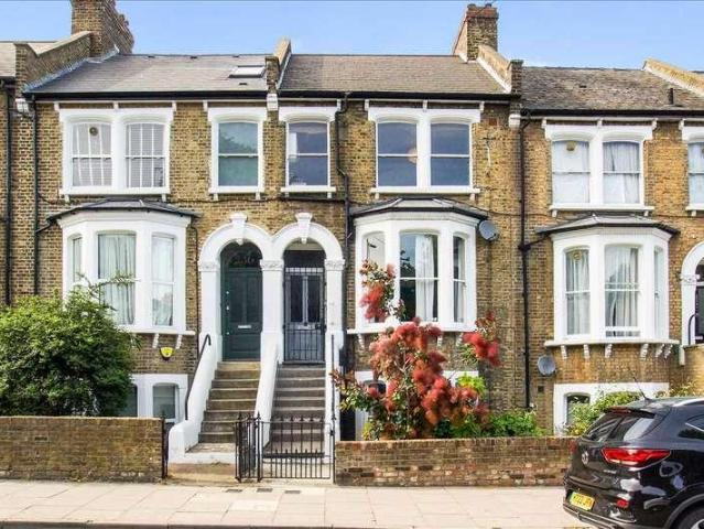Flat for sale in Archway, Greater London