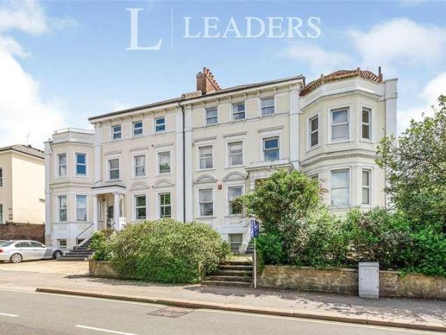 Flat for sale in Surbiton, Greater London