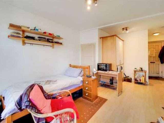 Flat for sale in East Molesey, Surrey