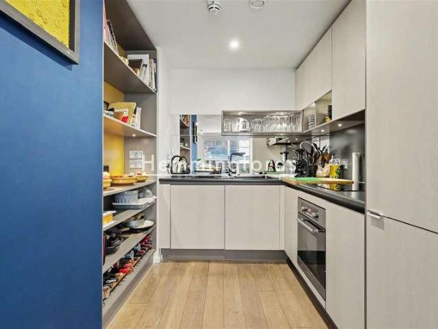 Flat for sale in Dalston, De Beauvoir Town