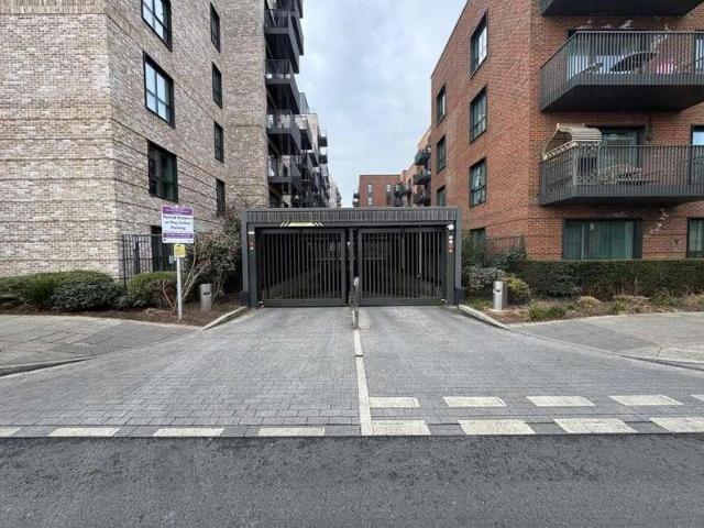 Flat for sale in London Borough of Ealing, Greater London
