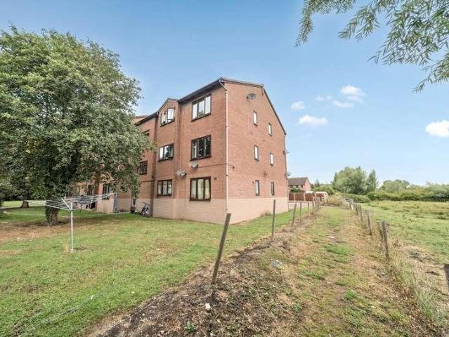 Flat for sale in Tewkesbury, Pamington