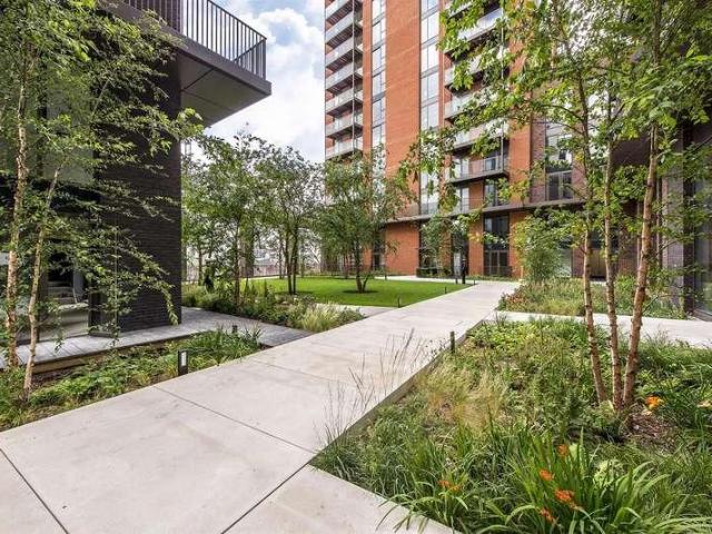 Flat for sale in Battersea, Greater London