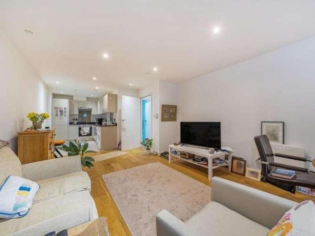 Flat for sale in New Malden, Greater London
