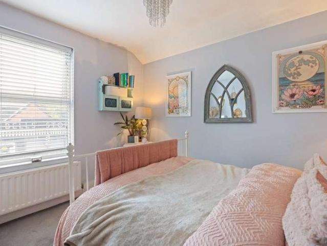 Flat for sale in Camelsdale, Waverley