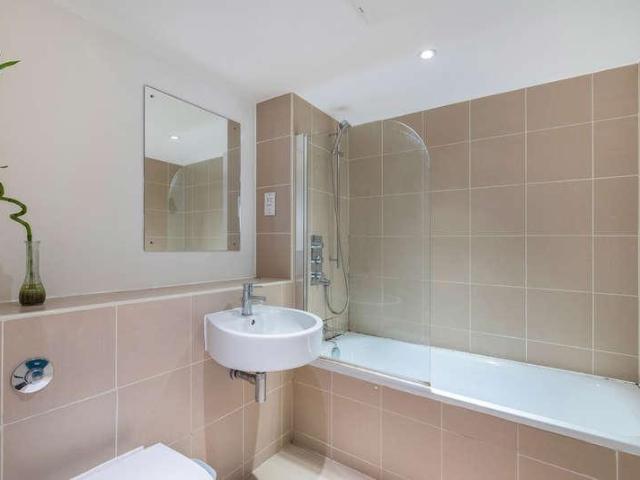 Flat for sale in Battersea, Greater London